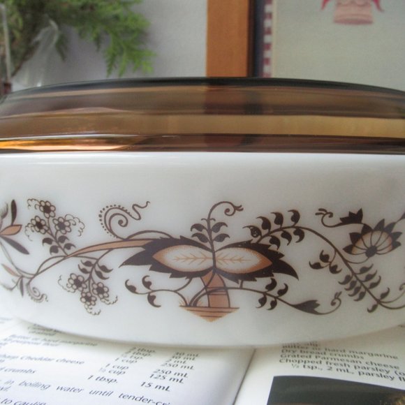 Oval Casserole Dish Brown Vine with Smoky Brown Glass Lid by Pyrex, England - Picture 3 of 16